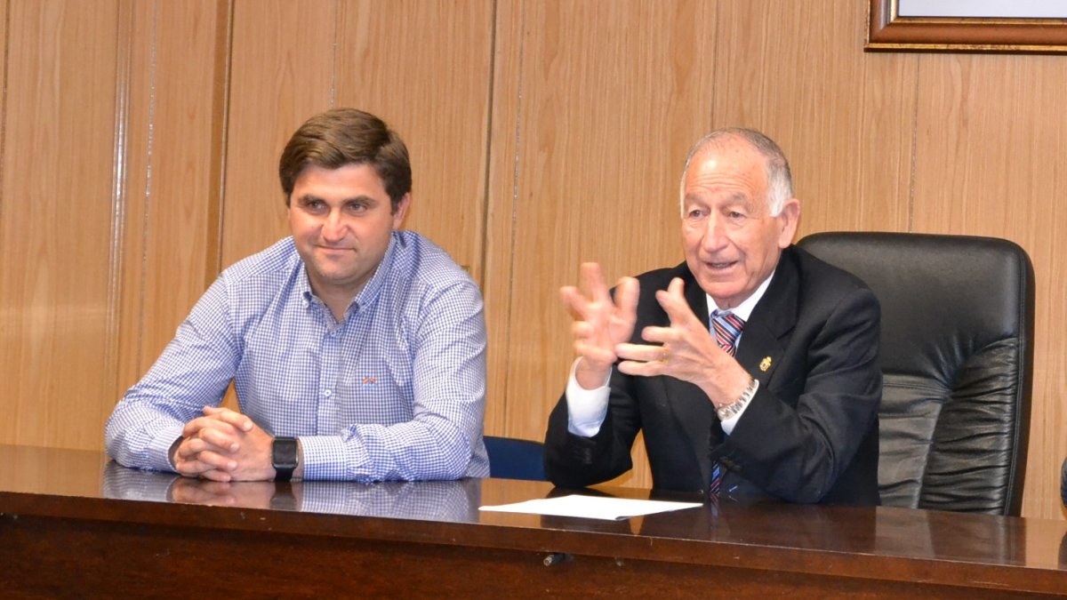 Gabriel Amat con José Juan Rodríguez, concejal responsable del Área.