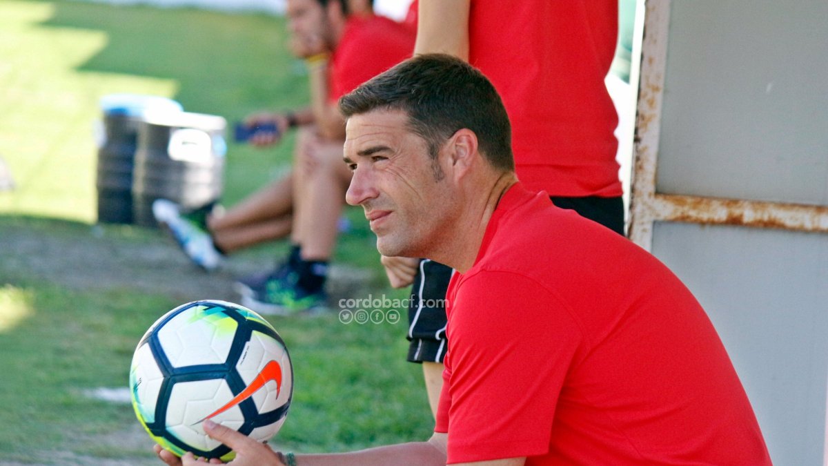 Luis Carrión en el banquillo del Córdoba.