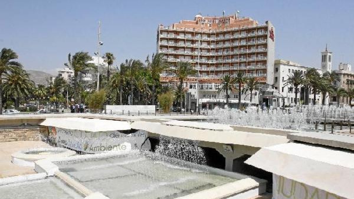 Los malos olores persisten en el entorno de la fuente.