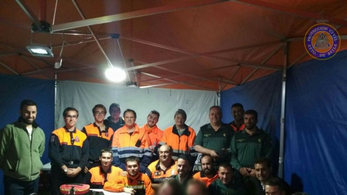 La niña ya localizada con sus padres, Protección Civil y la Guardia Civil / Protección Civil