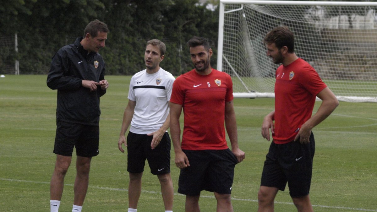 Ramis hablando con sus ayudantes.