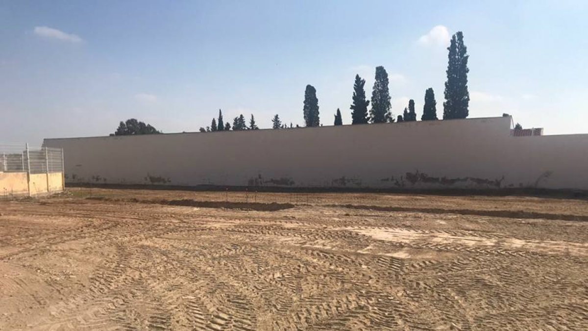 Terreno extramuros donde han comenzado las obras de ampliación del cementerio.
