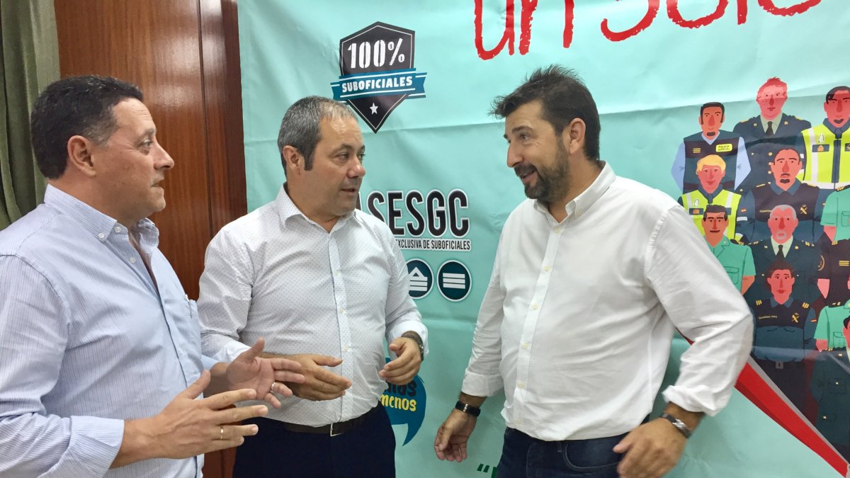 Los representantes a nivel nacional y de Almería de la Asociación de Suboficiales de la Guardia Civil, ayer en la Comandancia.