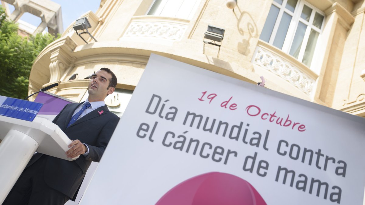 Ramón Fernández-Pacheco en la presentación de los actos con motivo del Día Internacional contra el cáncer de mama.