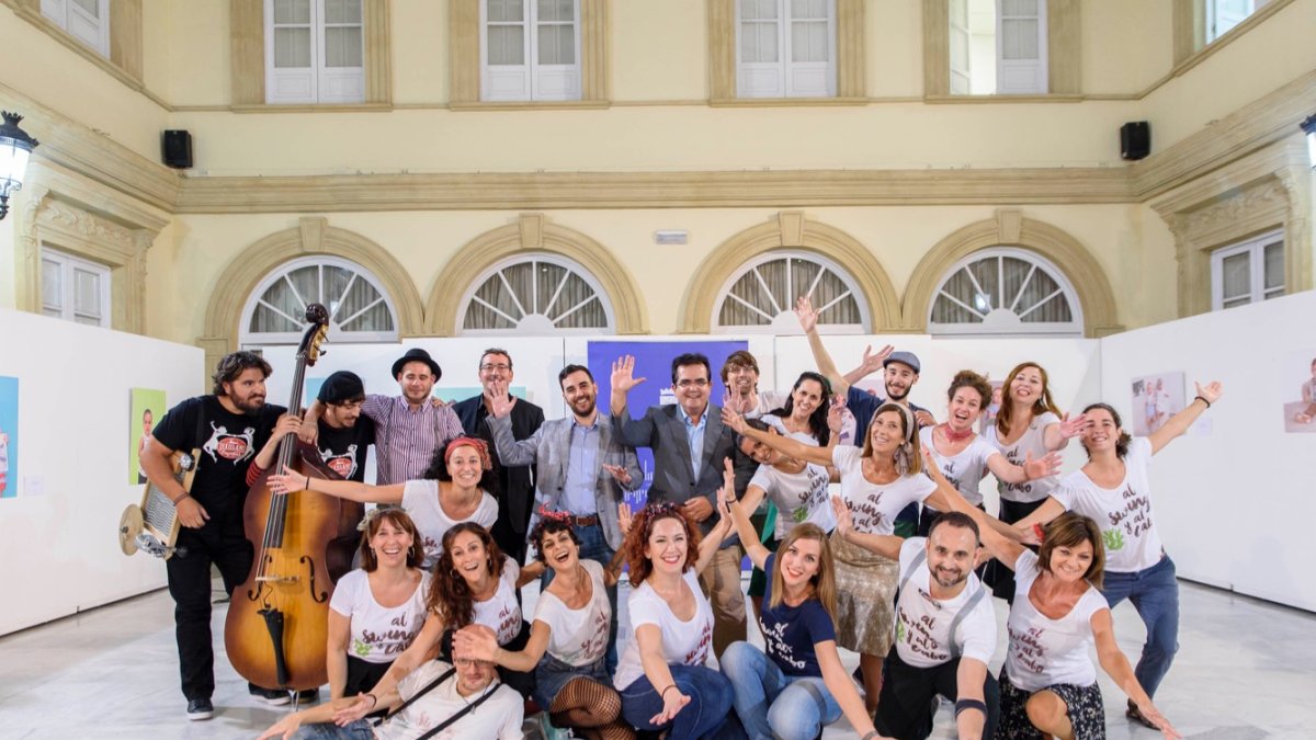 Miembros de Al Swing y al Cabo, con Carlos Sánchez y Antonio J. Rodríguez, ayer.