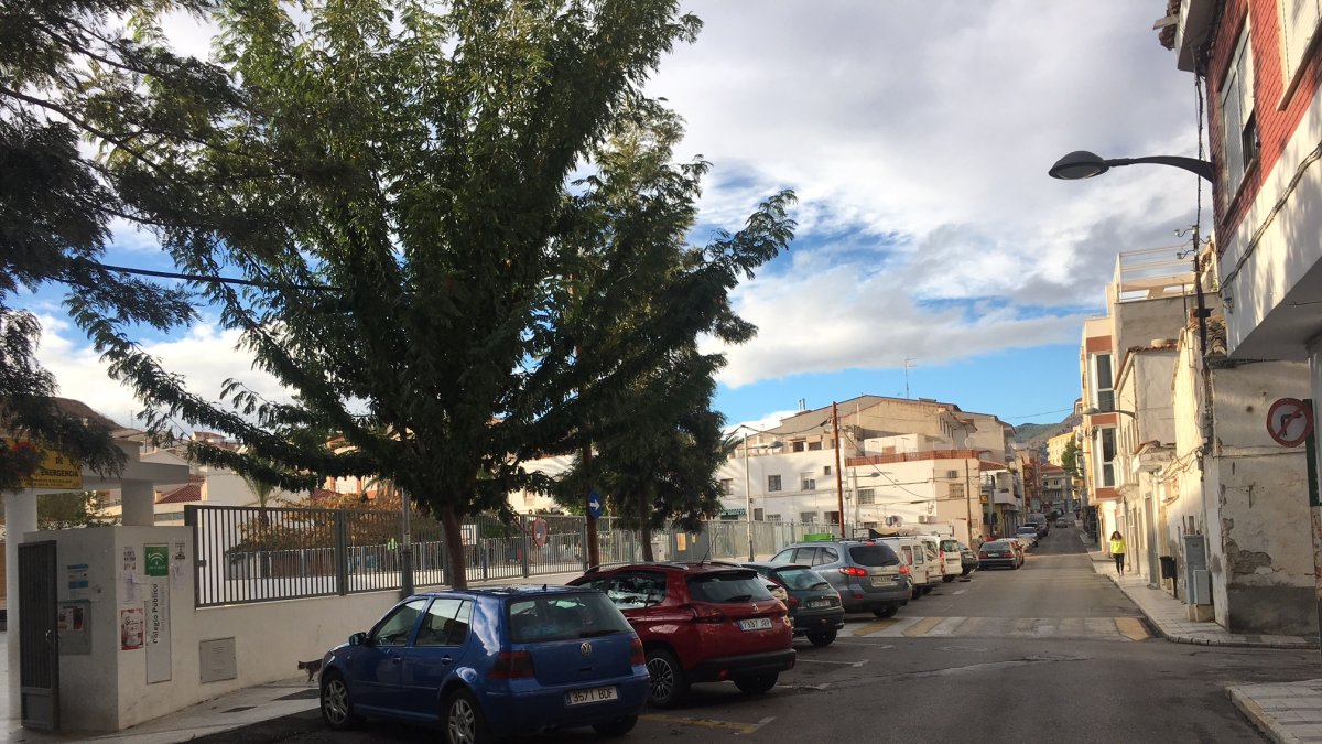 Calle del colegio donde se instala el mercado, que será modificado por seguridad.