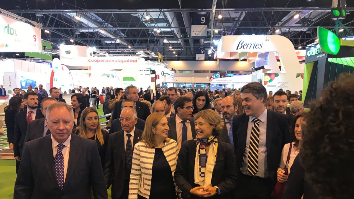 La ministra Isabel García Tejerina recorre la feria Fruit Attraction