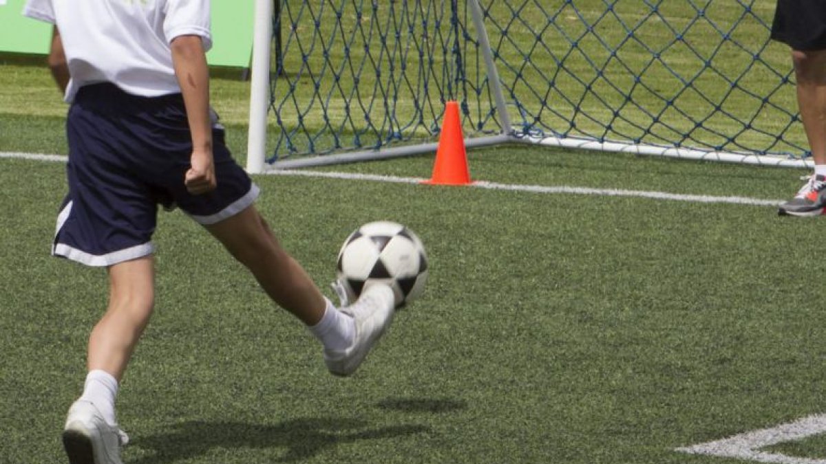 El fútbol es uno de los deportes más practicados por los niños.