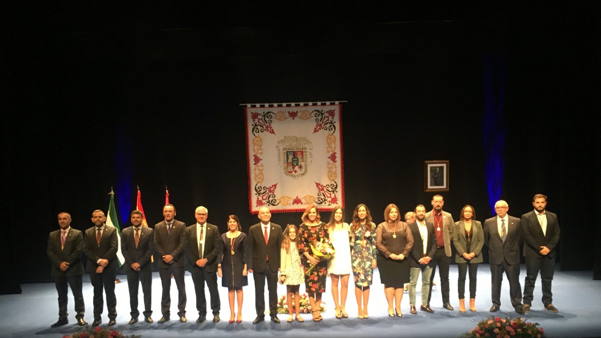 foto de familia de la pregonera con familiares y junto a las autoridades municipales.