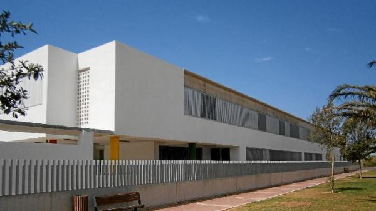 Fachada del único colegio de Almerimar