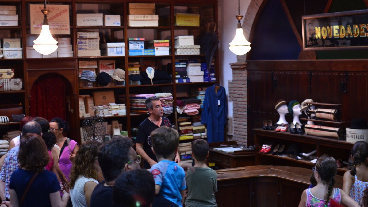 Un grupo visita la histórica tienda de tejidos La Modernista. (Foto de Francisco Simón Godoy)