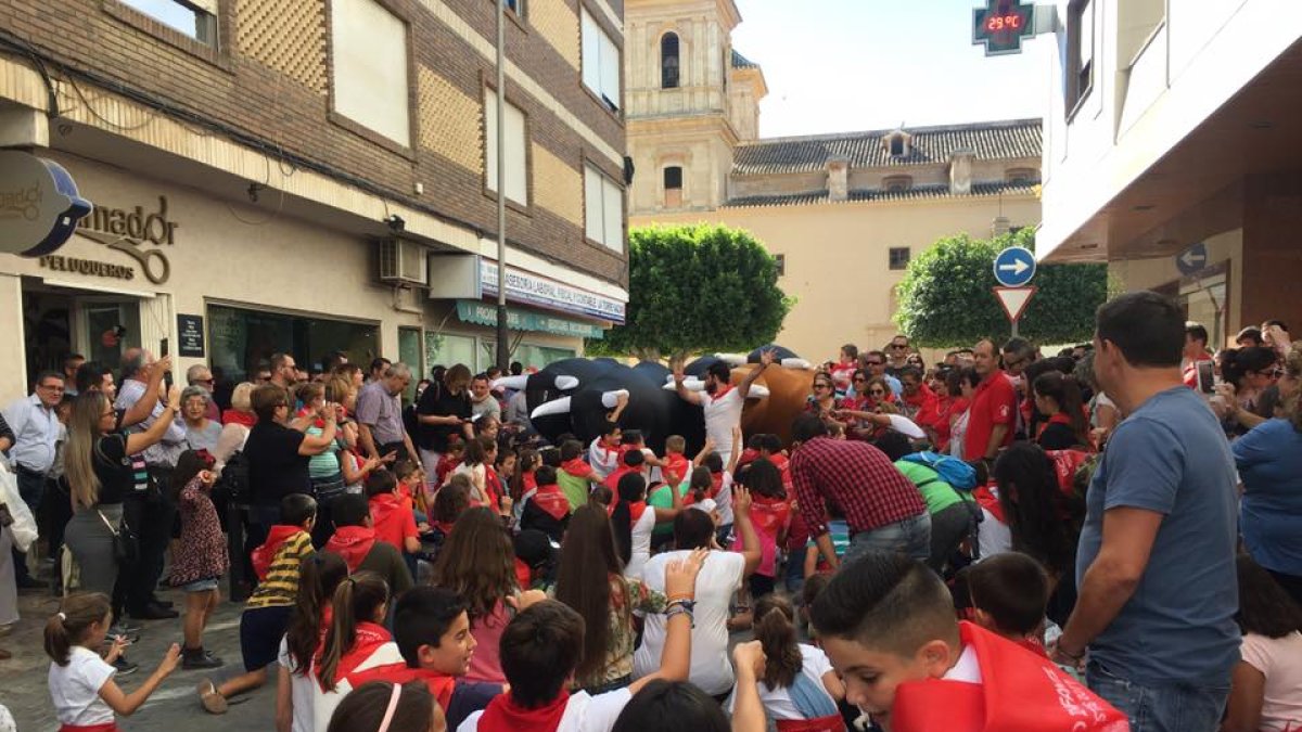 Los toros hinchables han compartido protagonismo junto a los niños huercalenses en el viernes de feria.