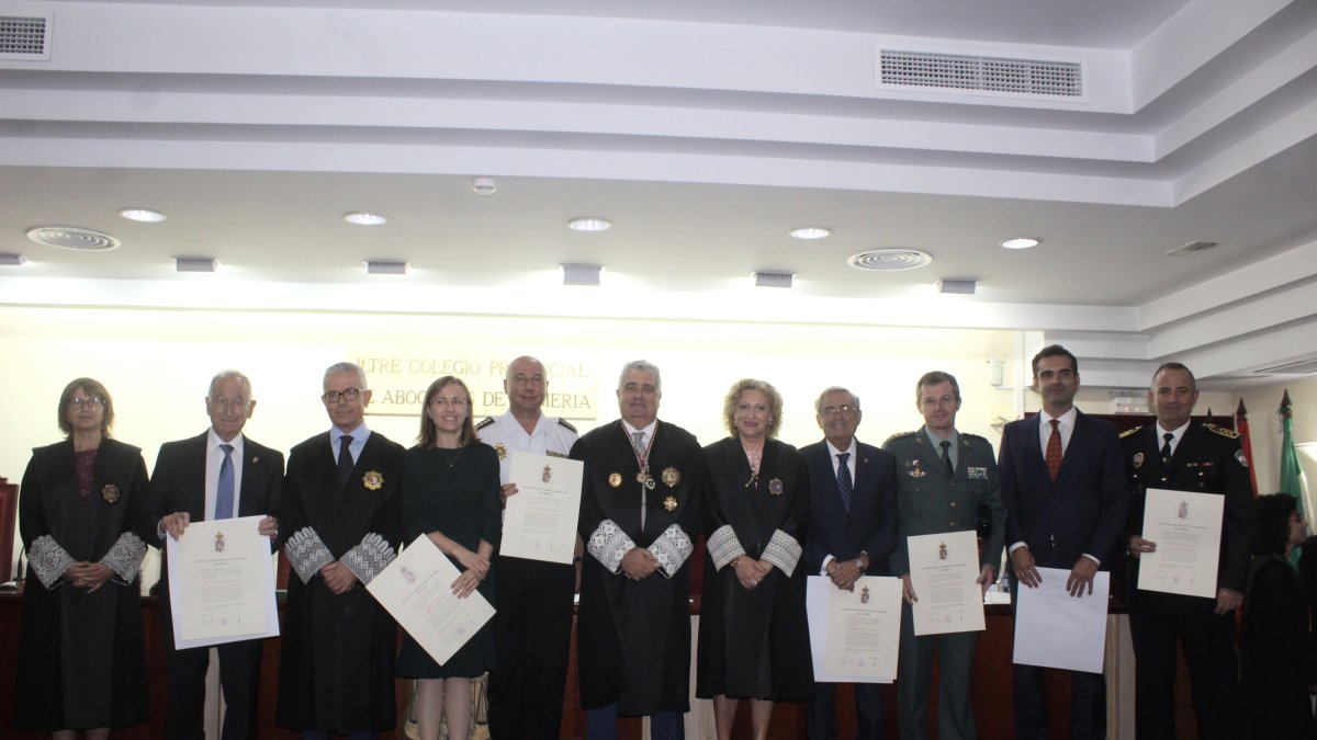 La presidencia con el presidente de la Diputación, la delegada de Educación, el comisario de la Policía Nacional, el subdelegado de Gobierno, el jefe