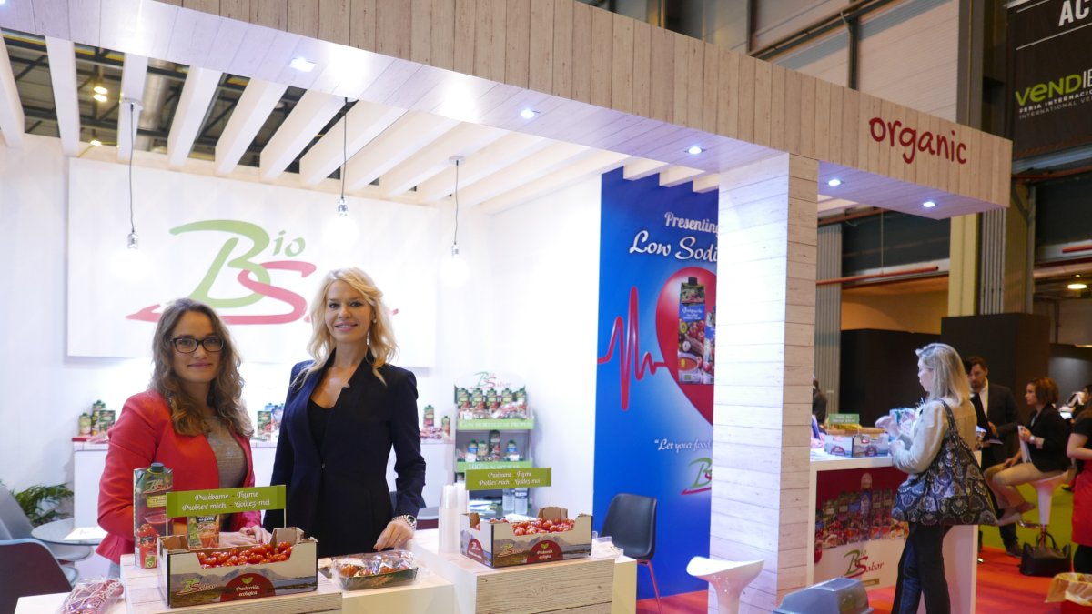 El presidente de Biosabor, Francisco Belmonte, con su equipo comercial en el recinto ferial del IFEMA.