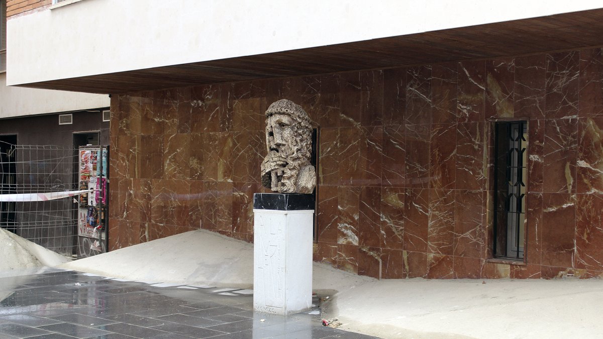 El busto de la discordia representa una cabeza masculina con el rostro deformado que homenajea a la juventud.