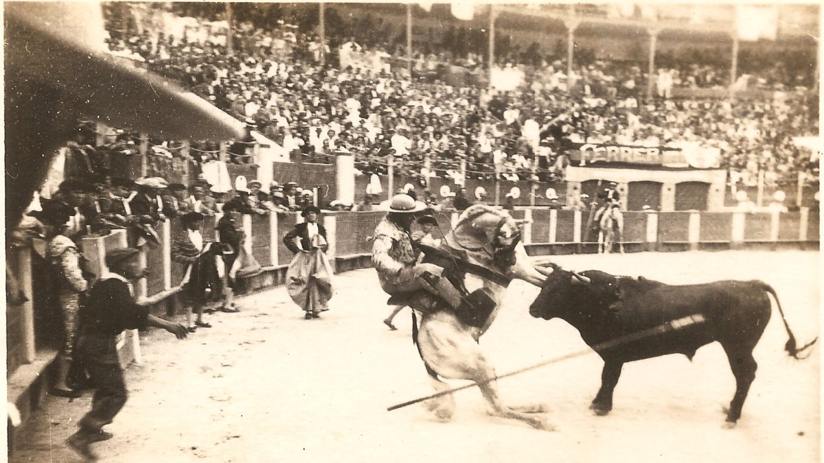 La Plaza de Toros de Almería en la tarde del 27 de agosto de 1927 en la que salió al ruedo el último caballo sin peto.