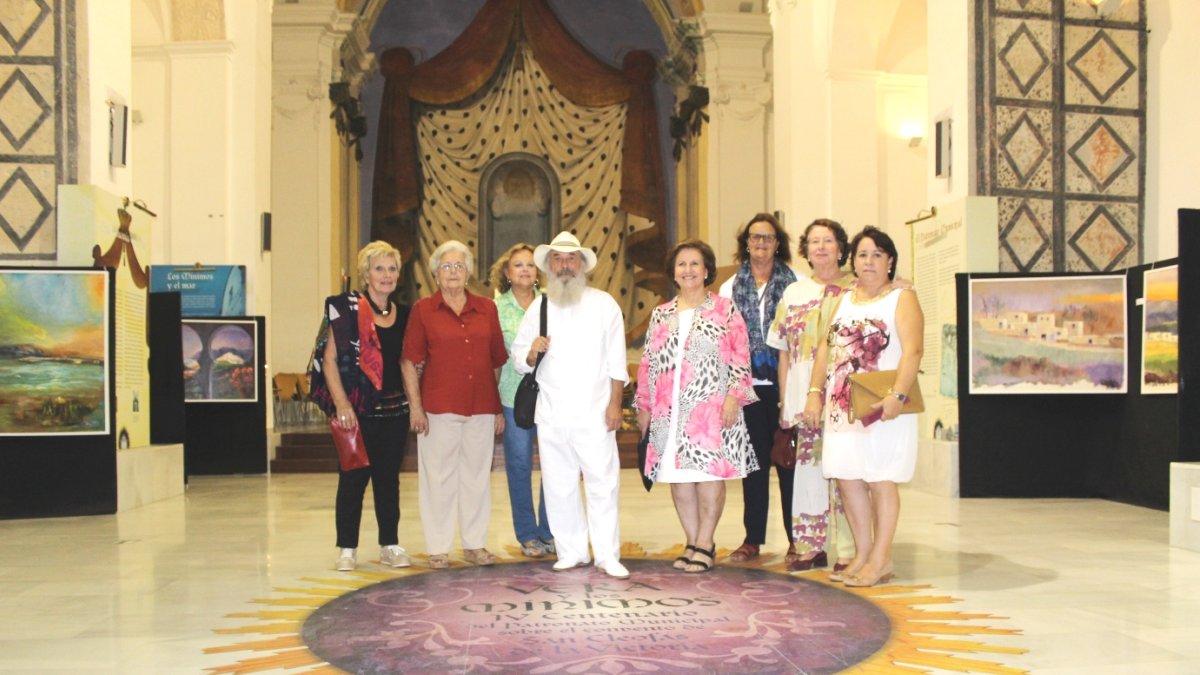 Clemente Gerez junto a algunas de sus alumnas.