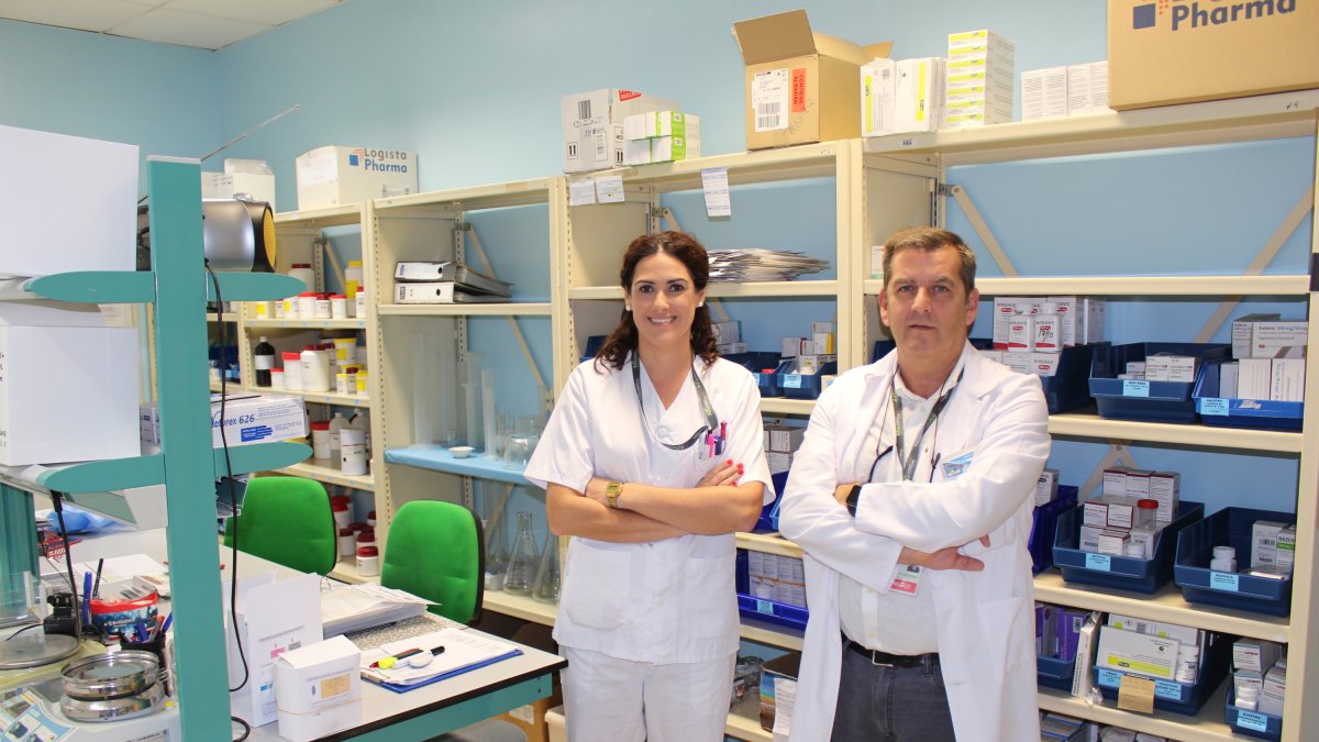 Pedro Acosta, director del área, y Carmen María Hierro, coordinadora de los técnicos, en una de las estancias.