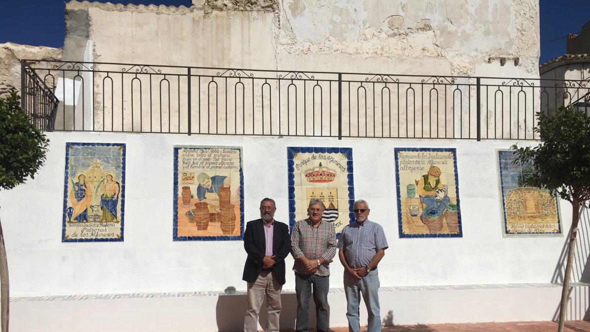 El alcalde acompañado por Antonio El Puntas (centro) y el concejal de Obras.