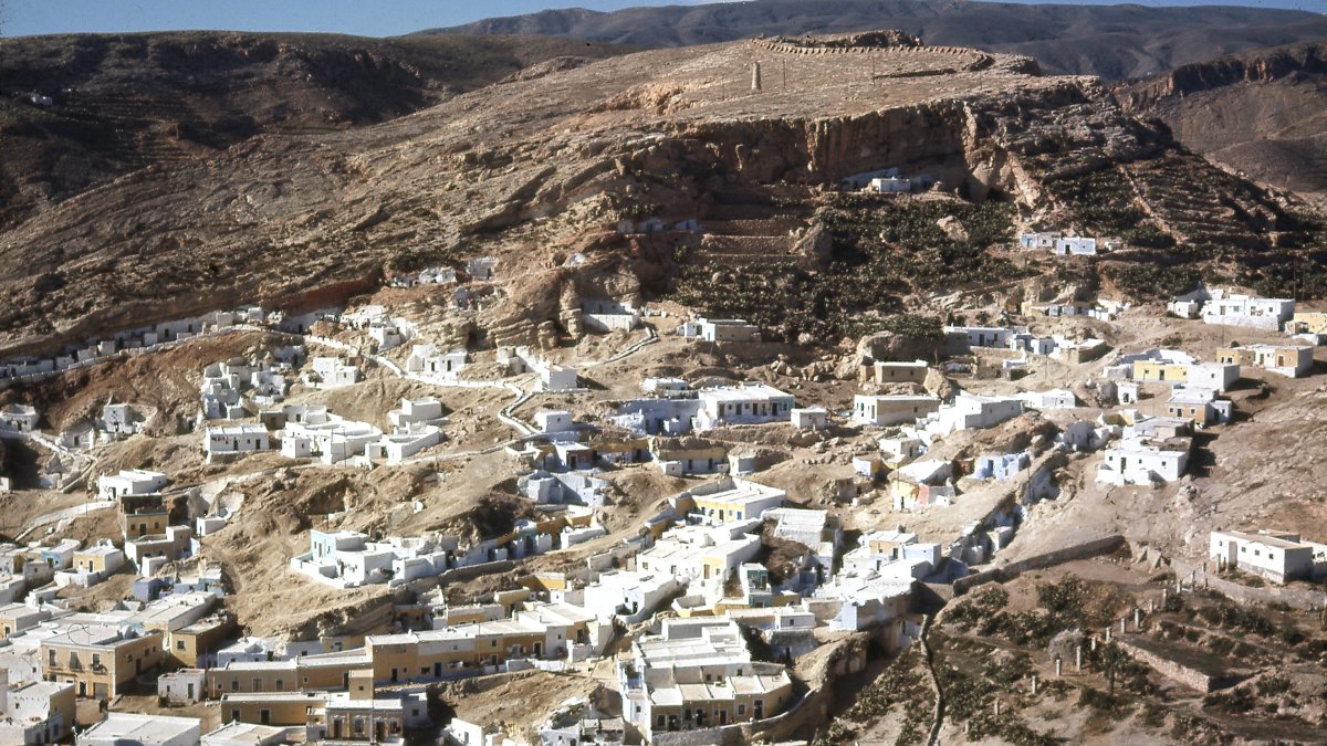 Vista del flanco norte del barrio de La Chanca a mediados de los años sesenta. A la izquierda se pueden ver las explanadas de tierra de La Calamina,