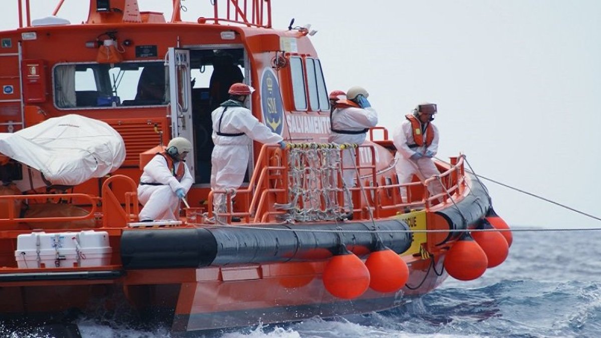 Miembros de Salvamento Marítimo durante un rescate.