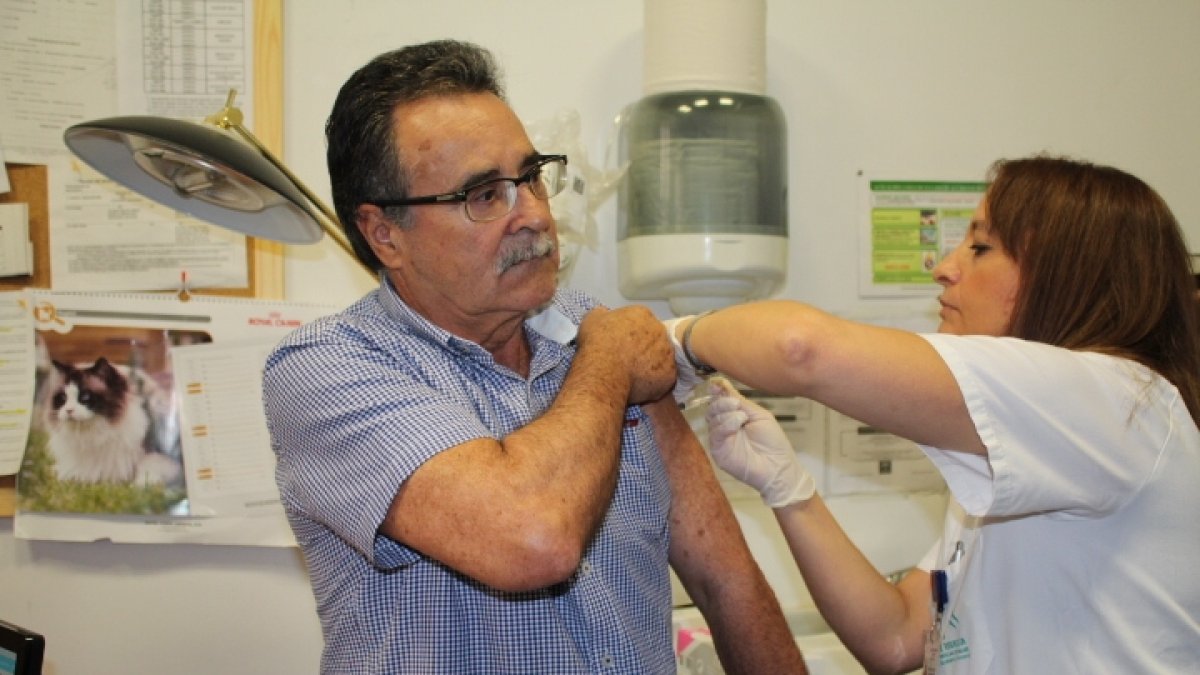 Un usuario del Servicio Andaluz de Salud se pone la vacuna para prevenir el contagio de la gripe.