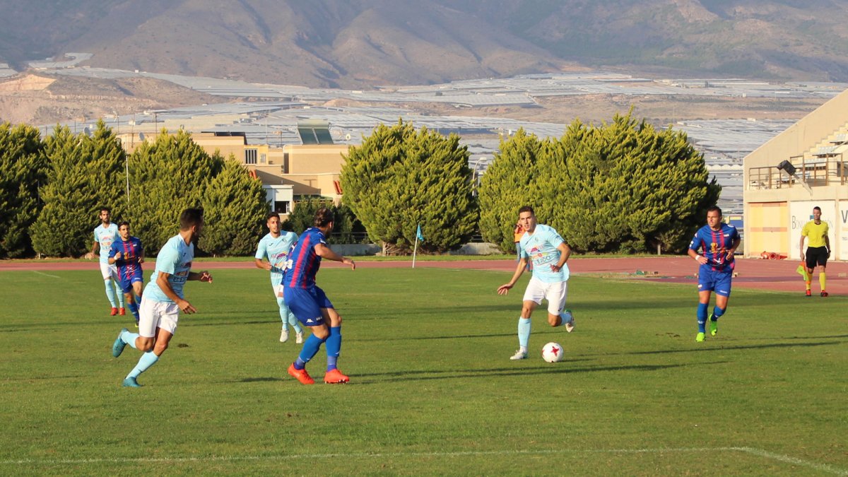 Internada por la banda izquierda tratando de desbordar al Extremadura.