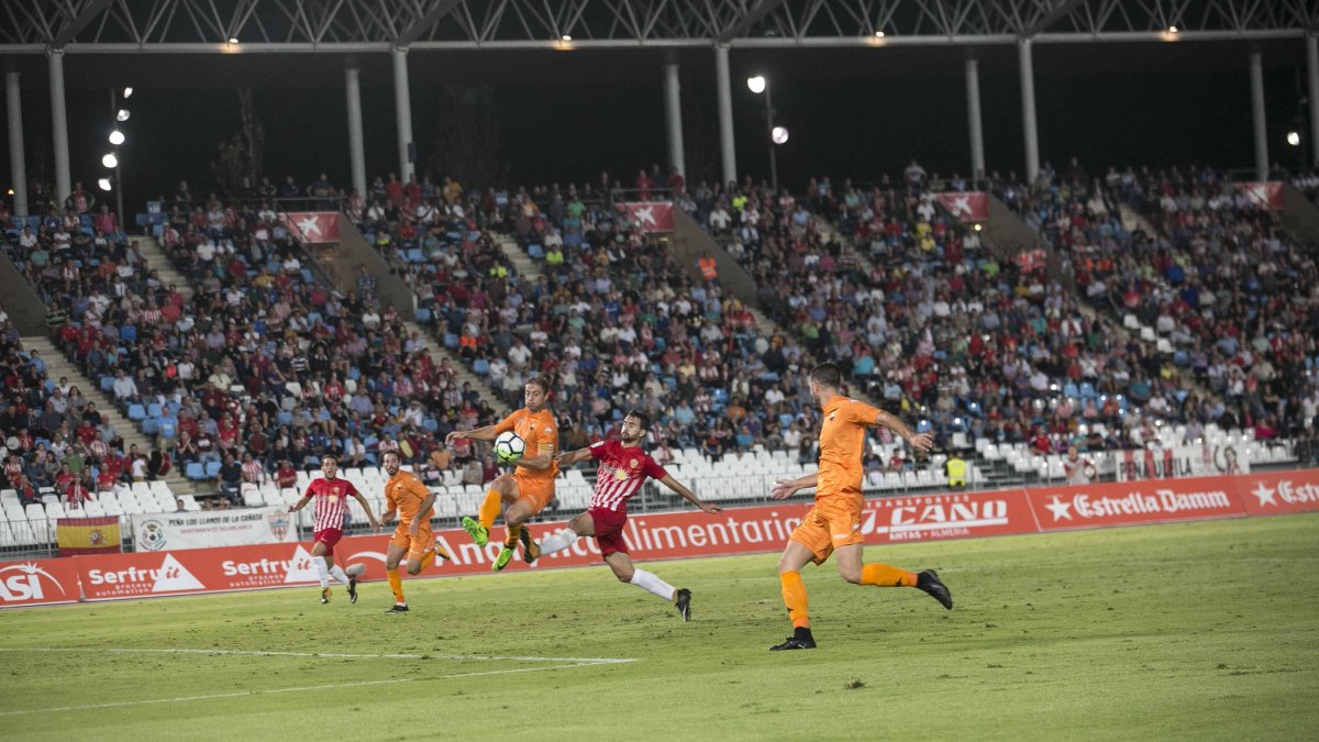 Juan Muñoz vive en fuera de juego con errores de cadete.