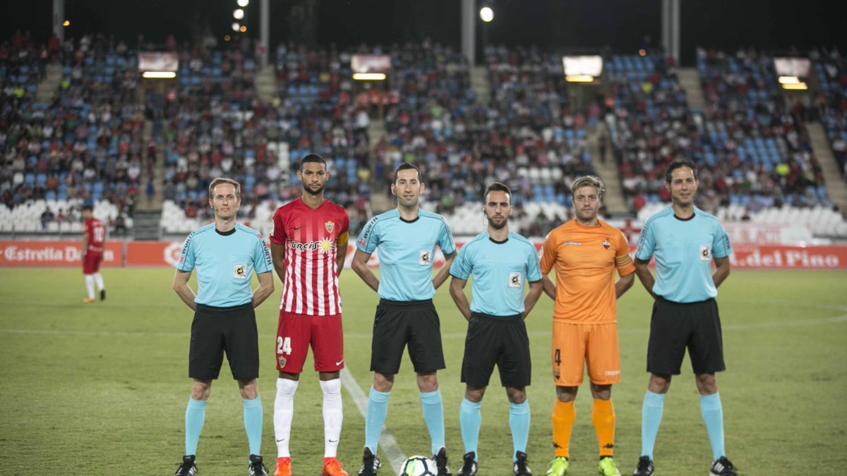 Los árbitros y los capitanes.