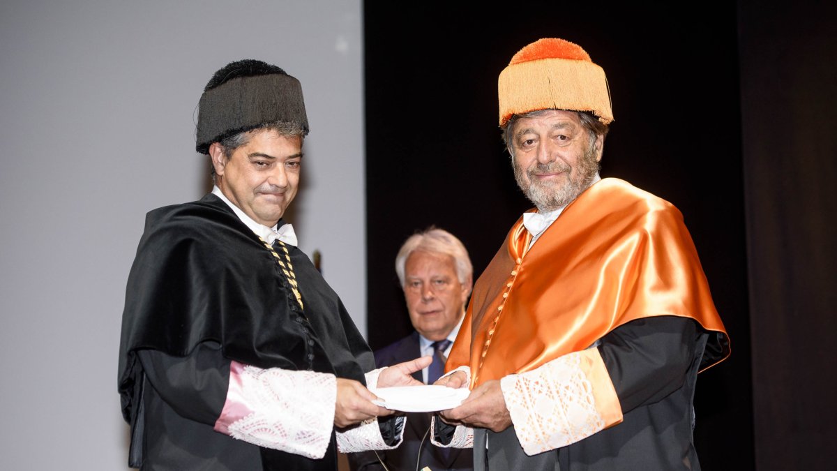 Joaquín Moya-Angeler, ayer, tras ser investido como Doctor Honoris Causa de la UAL.