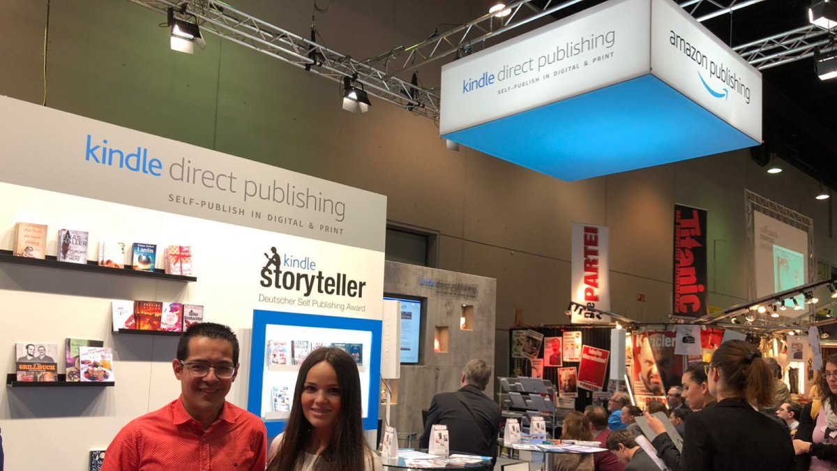 Alberto Cerezuela y Desirée Sánchez, parte del equipo de la editorial en la Feria.