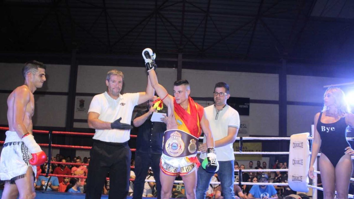 Miguel Martínez levanta el brazo de campeón.