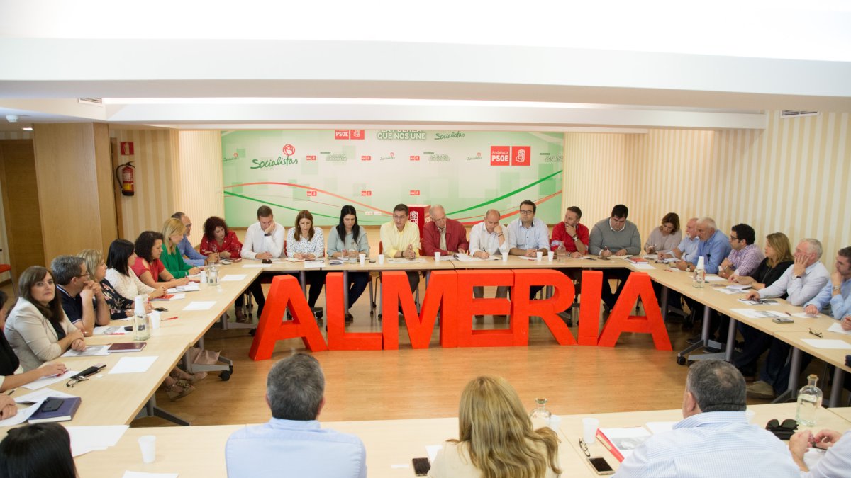 EL salón de actos de la sede provincial del PSOE de Almería acogió ayer tarde la primera reunión de la nueva Ejecutiva que lidera José Luis Sánchez T