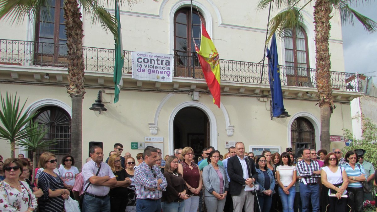 Respetuoso minuto de silencio en el Ayuntamiento de Cuevas para condenar el asesinato de una mujer a manos de su pareja en Burjulú.