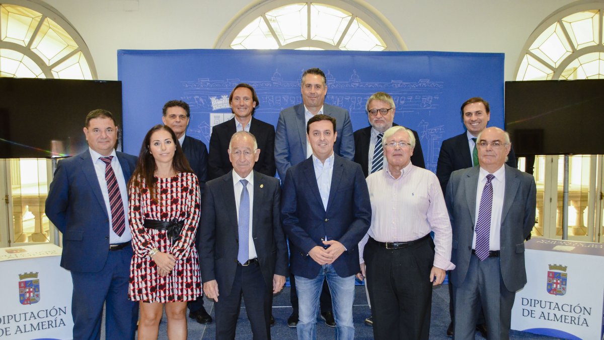 El coordinador del proyecto, Alfonso Rubí, con el presidente y vicepresidente de la Diputación junto a otros impulsores.