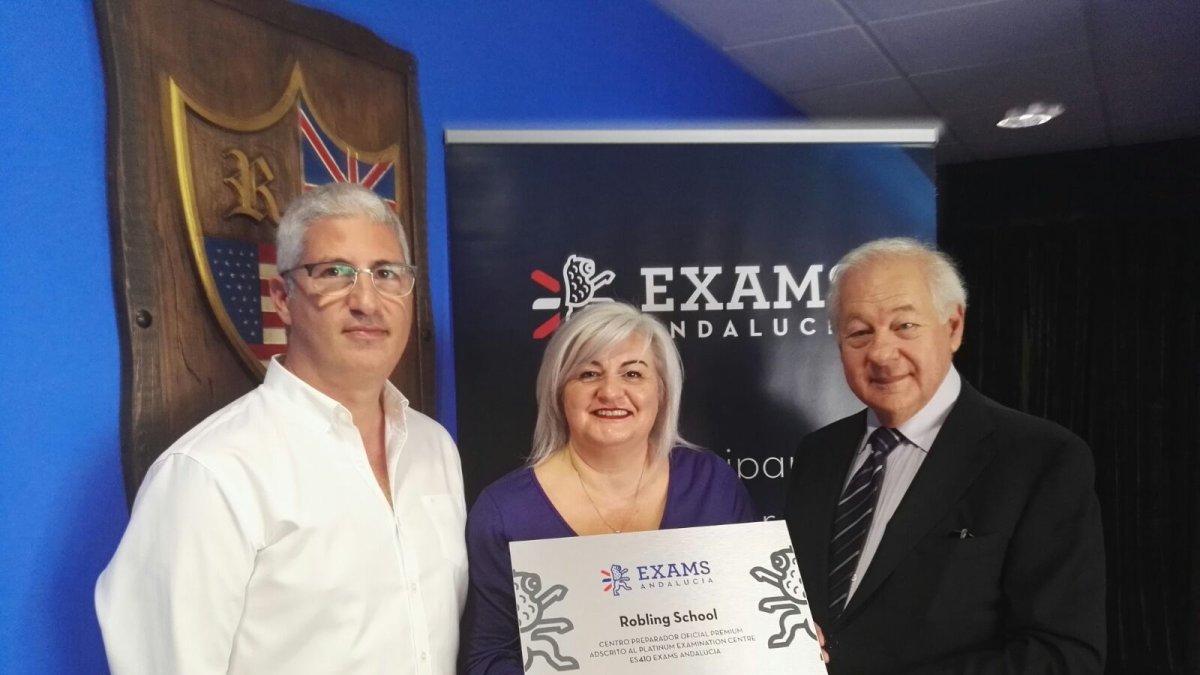 Martha Tandy, Dir.ª del centro, recibió el título el lunes.