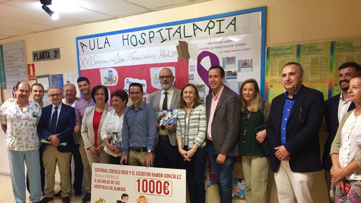 Entrega de la recaudación de la venta del libro a favor de las aulas hospitalarias.