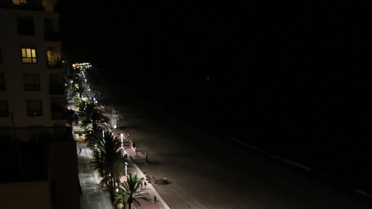 Vista aérea del paseo marítimo Carmen de Burgos de noche