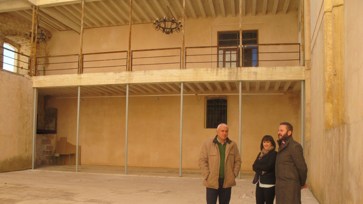 Visita del delegado de la Junta Miguel Ángel Tortosa al Patio del Castillo