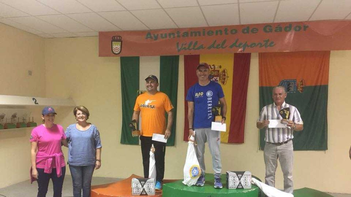 Los vencedores en el podio.