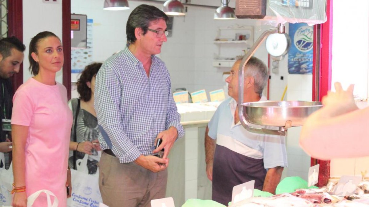 El alcalde de Adra en el mercado central