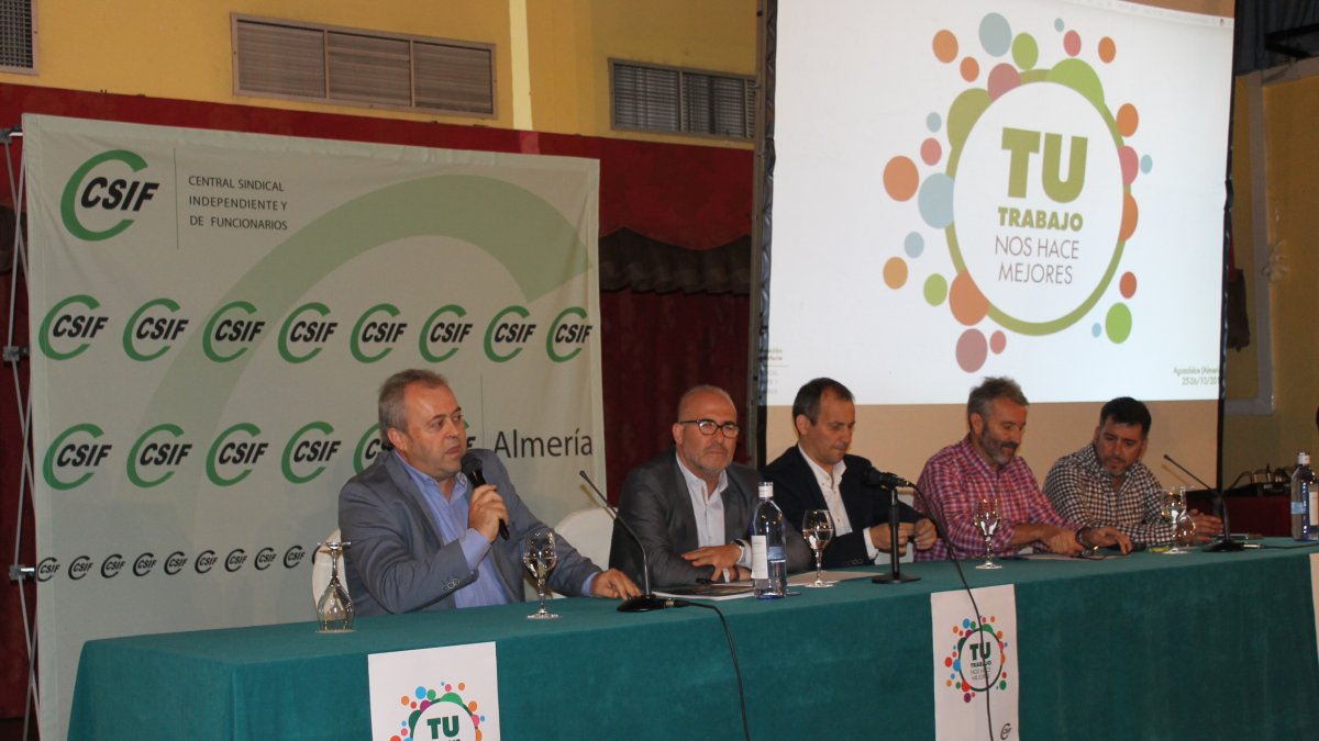 	En la inauguración han participado el presidente provincial de CSIF, Juan Fernández, el presidente autonómico del sindicato, José Luis Heredia y el