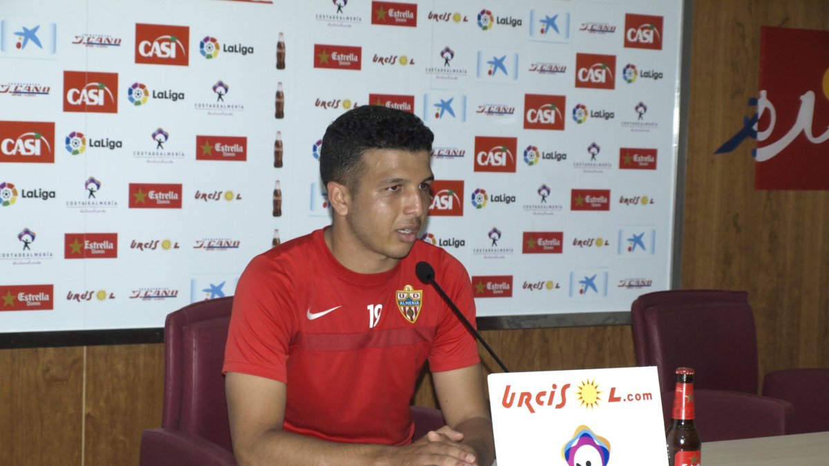 Hicham en rueda de prensa.