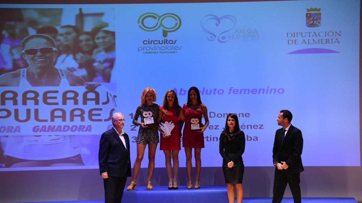 Guillermo Blanes y Ángeles Martínez junto al podio de los vencedores.