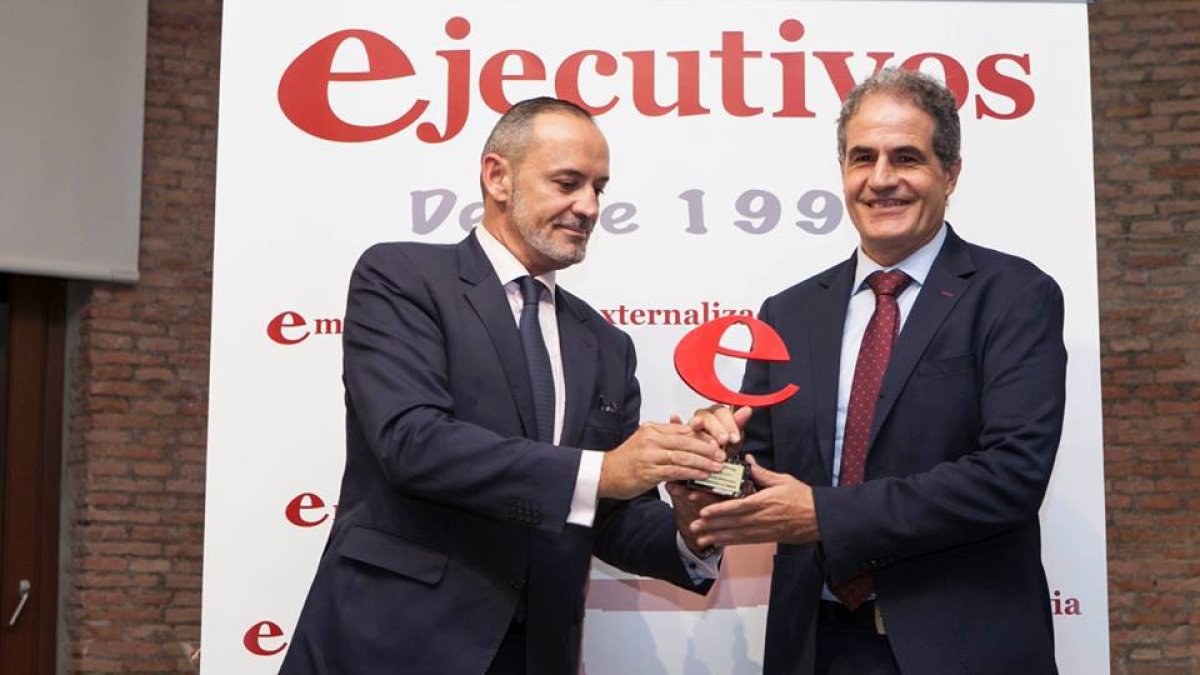 El director financiero de La Unión, Manuel Ramos, recoge el galardón de la revista Ejecutivos.