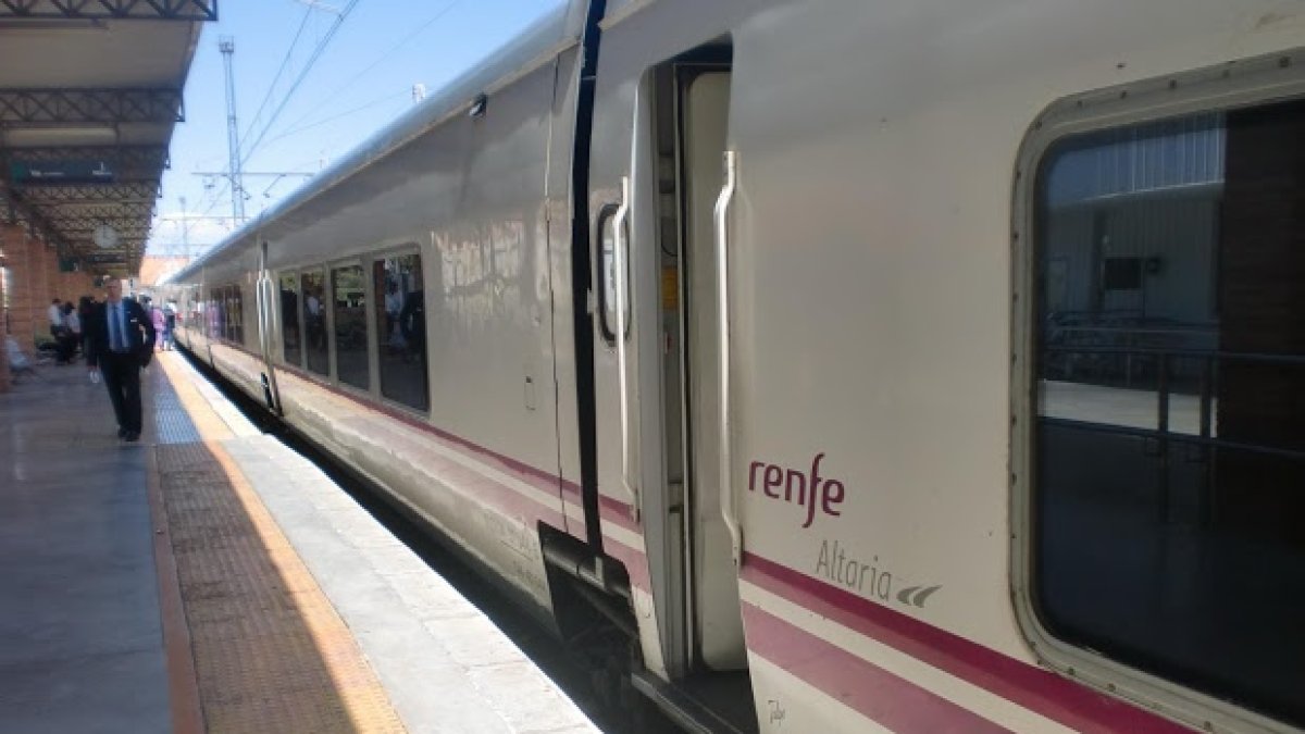 Uno de los trenes de Renfe en la Estación Intermodal de Almería.