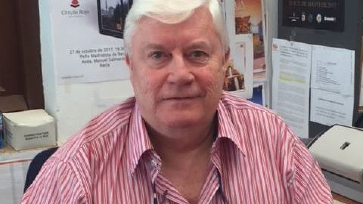 Pepe Sedano con su obra, publicada por Círculo Rojo.