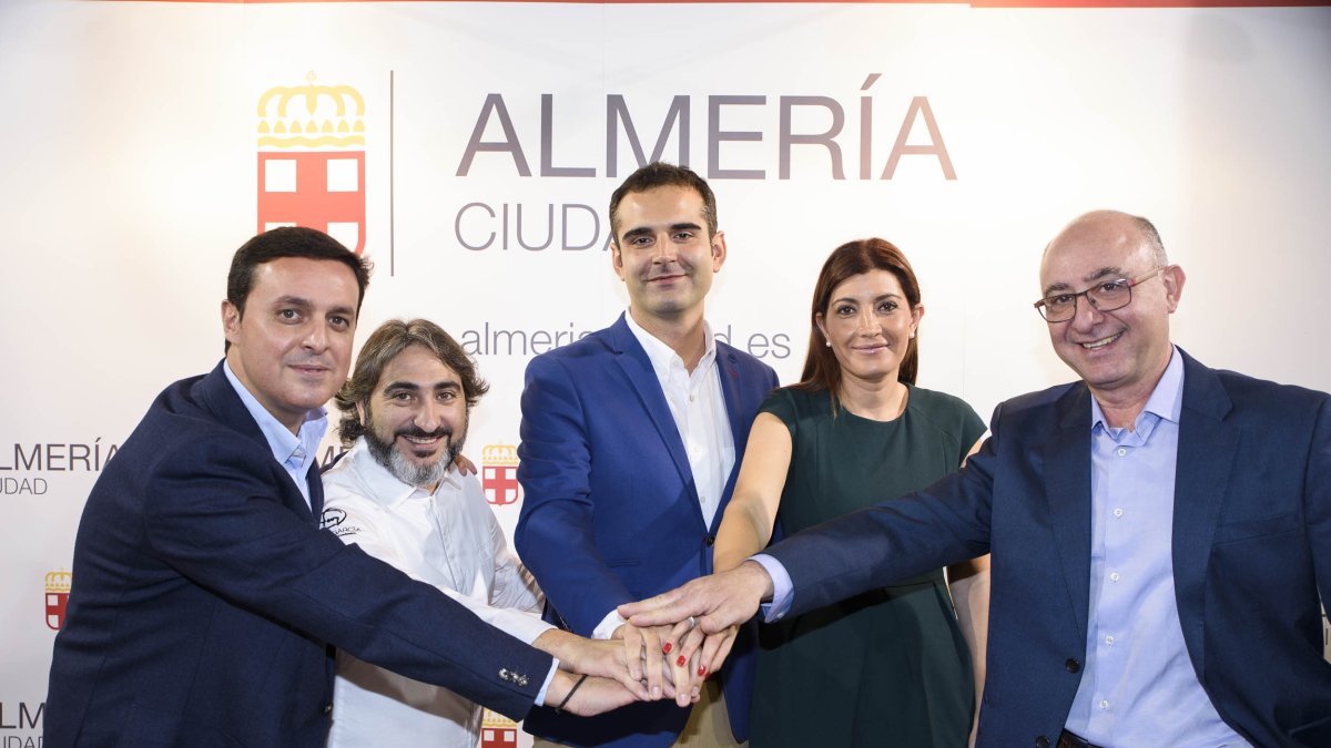 El alcalde de Almería, Ramón Fernández Pachecho -en el centro de la imagen-, encabezó la lista de representantes políticos en el evento.