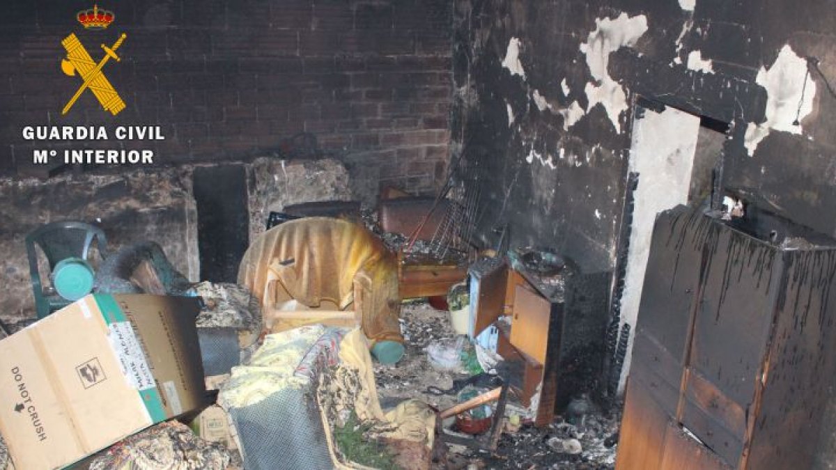 Así quedó la vivienda quemada. / Guardia Civil