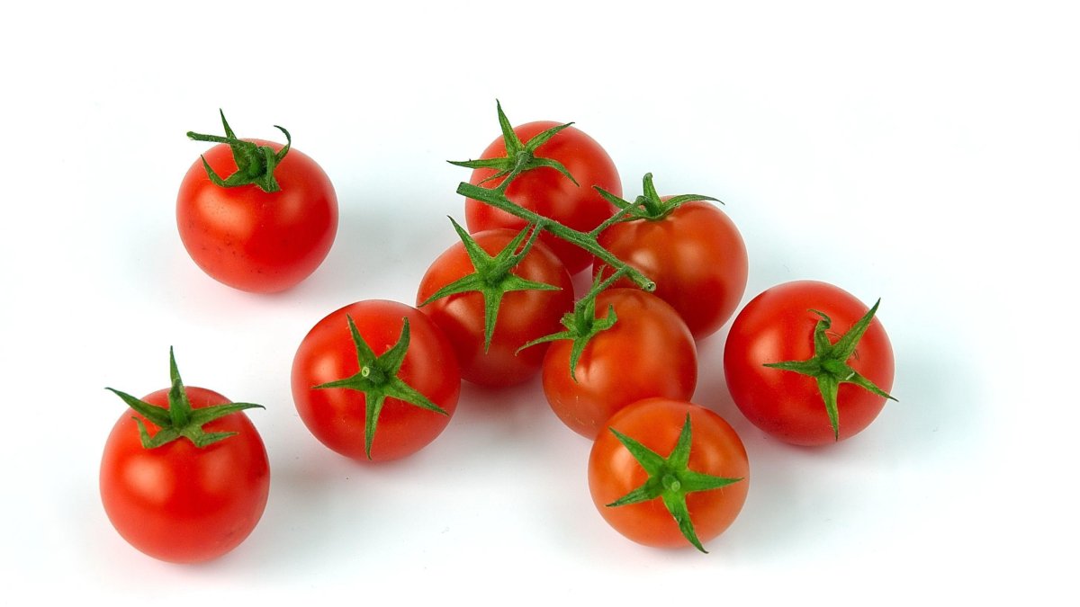 Imagen de bodegón de tomate cherry suelto rojo.